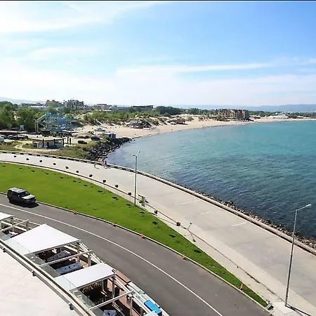 Front Beach Апартамент *